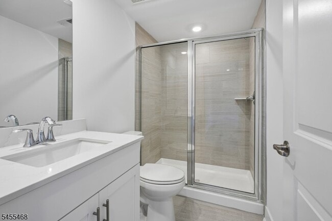 Building Photo - 52 Eastwood Ter