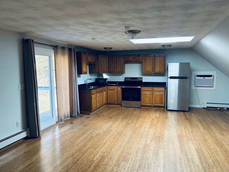 800 ft.² - 4 Levesque Dr