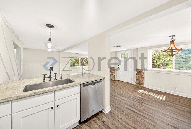 Building Photo - 16925 Hillside Dr