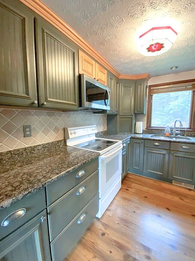 Building Photo - Charming 2-Level, 3 Bed 2 Bath Home In Much Sought After Chalet Woods Location