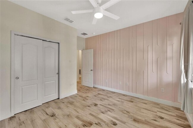 Building Photo - 6518 Park Strand Dr