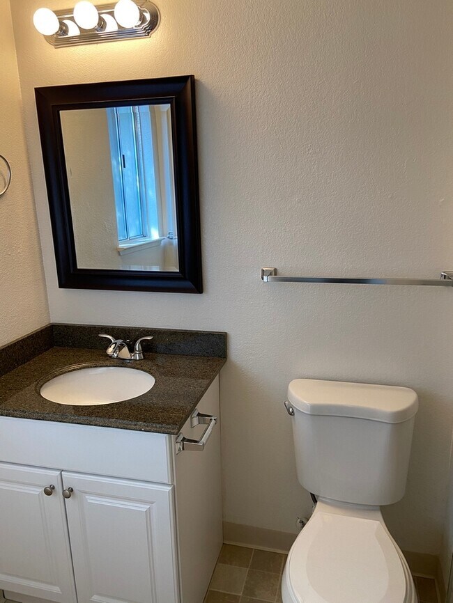 Building Photo - Charming duplex in Folsom!
