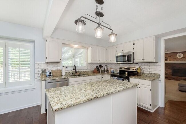 Building Photo - Lovely 4 Bedroom 2 Bath Home in Carmel!