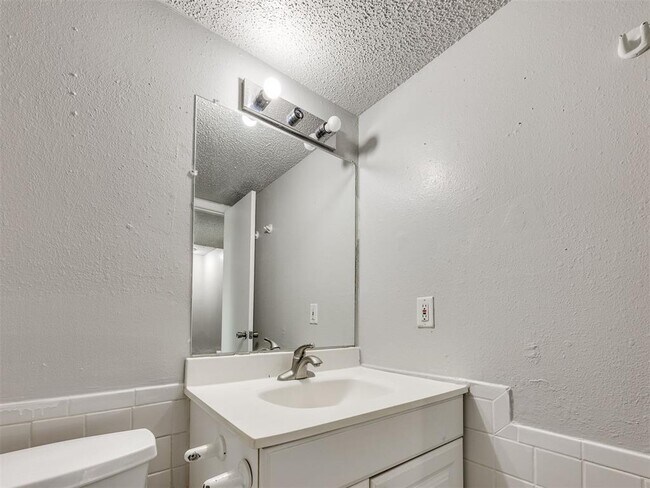 Building Photo - 1402 Bill Carrol Dr