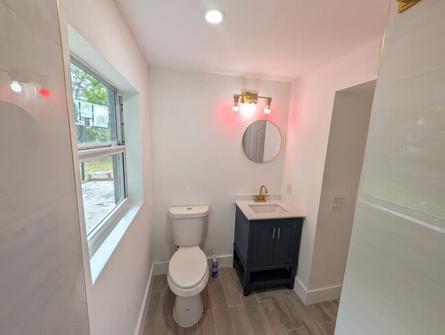 Building Photo - Bright & Updated Rental Near Downtown Fort Lauderdale