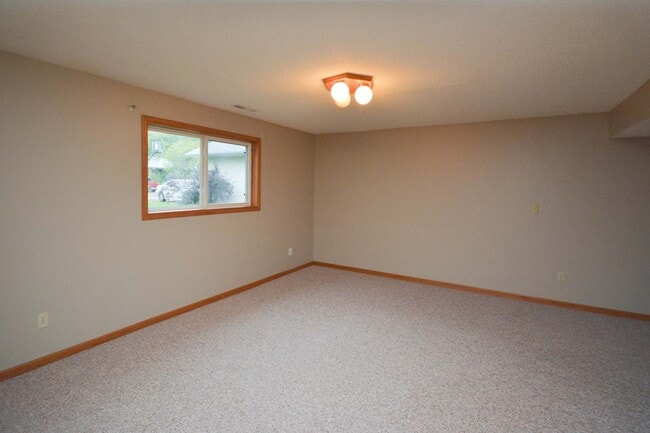 Building Photo - Great 4br home with large fenced yard in q...