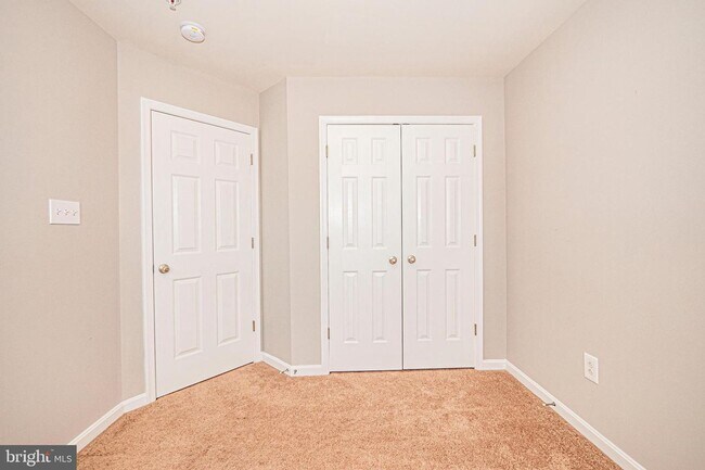 Building Photo - SPACIOUS 3 LEVEL TOWNHOUSE IN CLARKSBURG