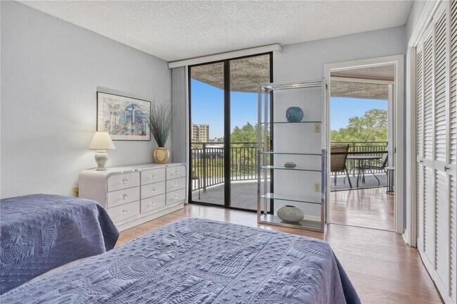 Building Photo - 690 Island Way