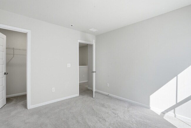 Building Photo - 145 Binscombe Ln