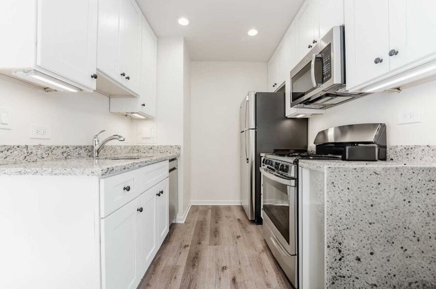 Building Photo - 424 W Oakdale Ave