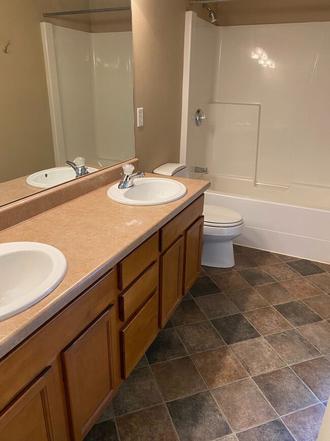 Building Photo - 5 Bedroom 2 Bath Single Family Home in Bozeman!