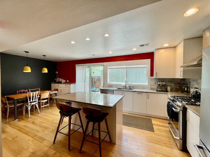 Building Photo - 82 Benthaven Pl