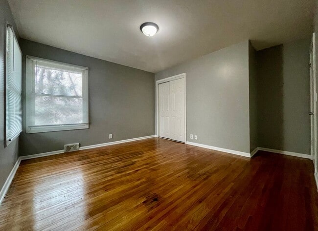 Building Photo - Spacious 5 Bedroom 2 Bathroom Home in New ...
