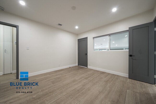 Building Photo - 5620 1/2 Radford Ave -