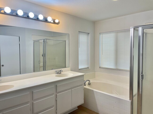 Building Photo - Spacious 6 Bedroom Home for Rent