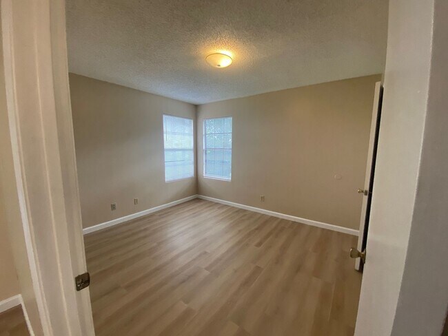 Building Photo - MOVE-IN SPECIAL!!!Charming 1-Bedroom Condo...