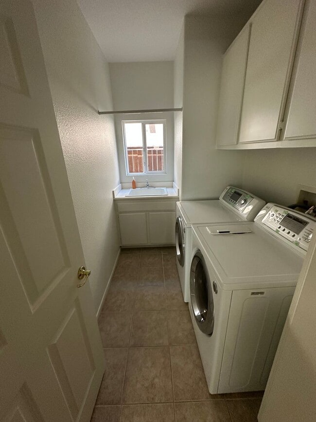 Building Photo - AVAILABLE NOW!!! 3 Bedroom 3 bath Private OASIS backyard in Vista, CA.