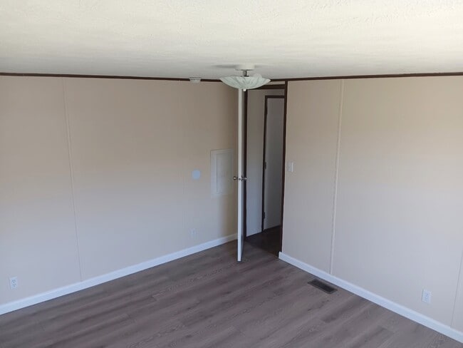 Building Photo - 570 Banjo Way