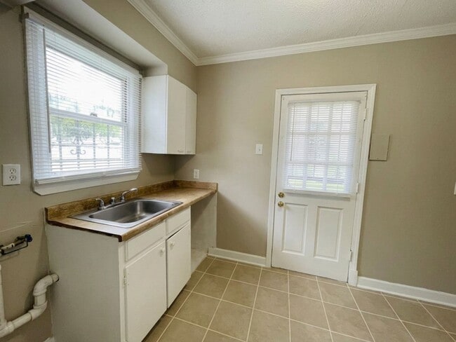Building Photo - Charming & Fully Refreshed 2BR/1BA Near the University District – Move-In Ready!