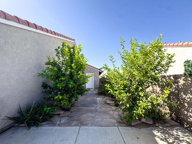 Building Photo - “Spacious 4-Bedroom, 2-Bathroom Home with Pool in Tamarack”