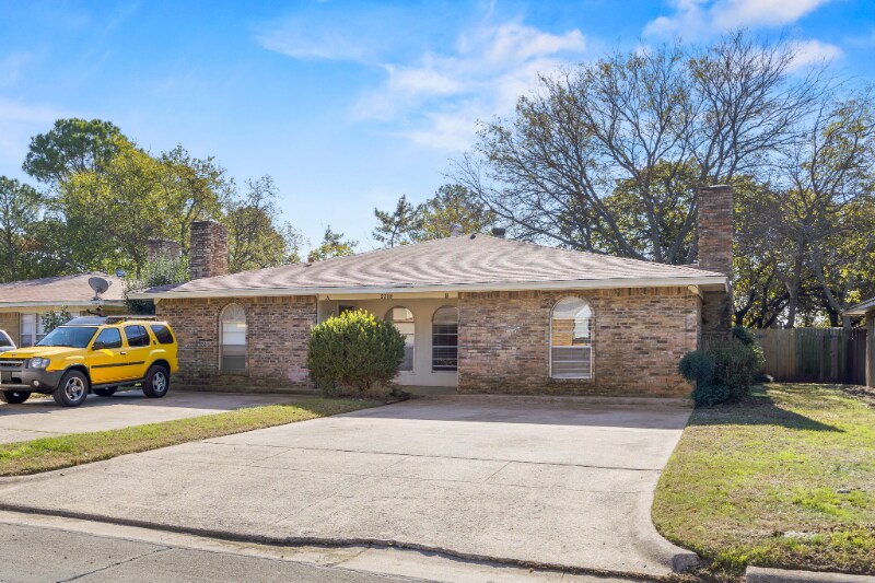 Building Photo - 2208 Viewtop Ln