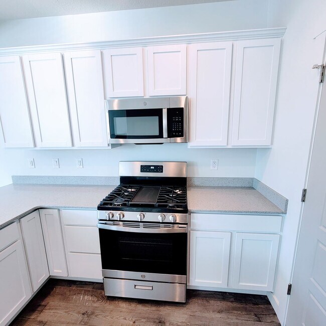 Building Photo - Gorgeous Townhome!!!