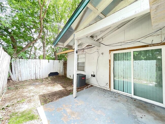 Building Photo - 904 N Meadows Dr