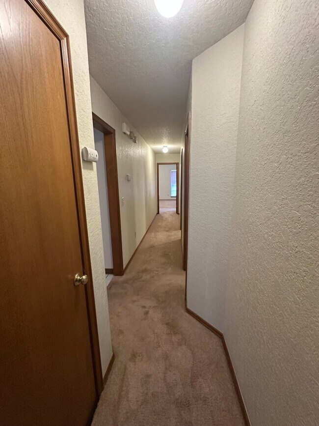 Building Photo - 4 Bed, 2.5 Bath Brick home with 2 car garage