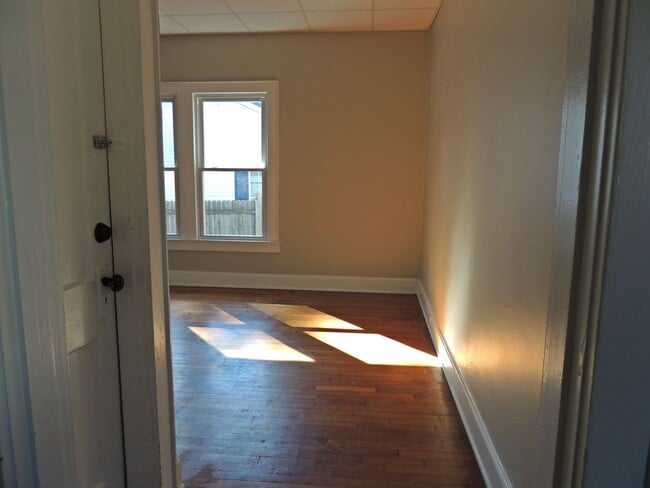 Building Photo - Two bedroom, one bath home is South Knoxville