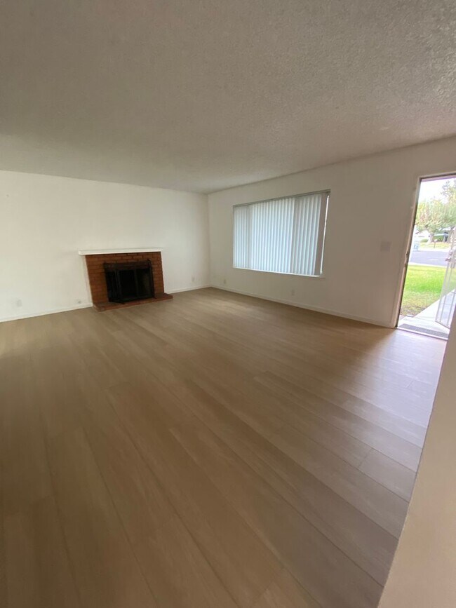 Building Photo - Available NOW - Cute 3 Bed 2 bath home in ...