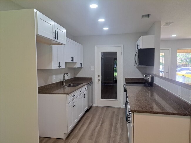 Building Photo - 4 Bedroom / 2 Bath / 2 Car Garage