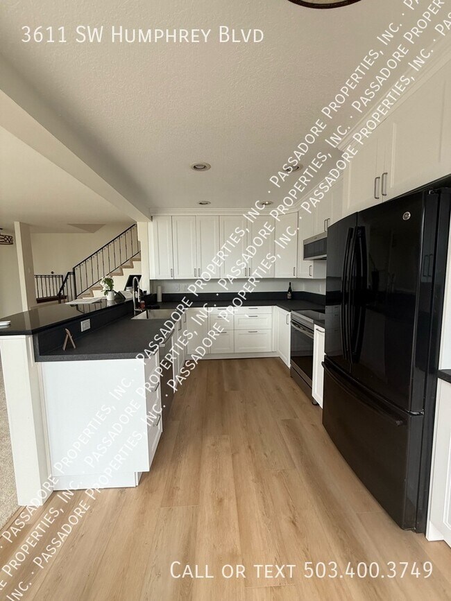 Building Photo - 3611 SW Humphrey Blvd