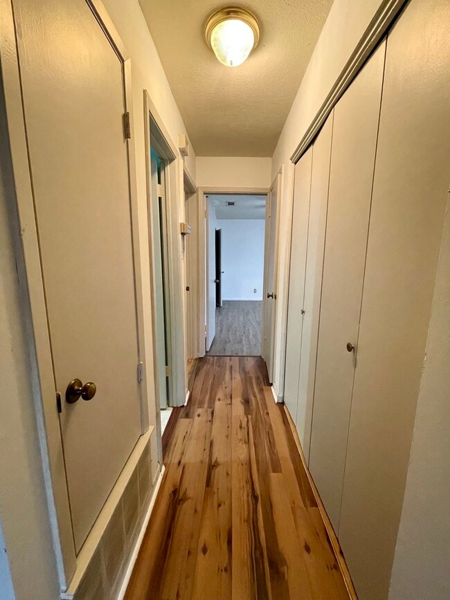 Building Photo - 1051 Country Club Dr