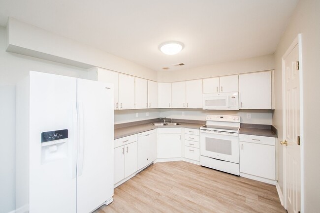 Building Photo - 2 Bedroom 2.5 Bathrooms in South Chesapeake