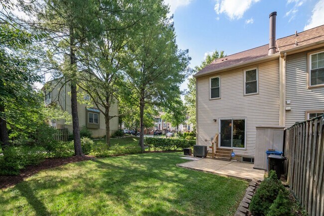 Building Photo - Wonderful 2BR/3.5BA townhouse located in B...