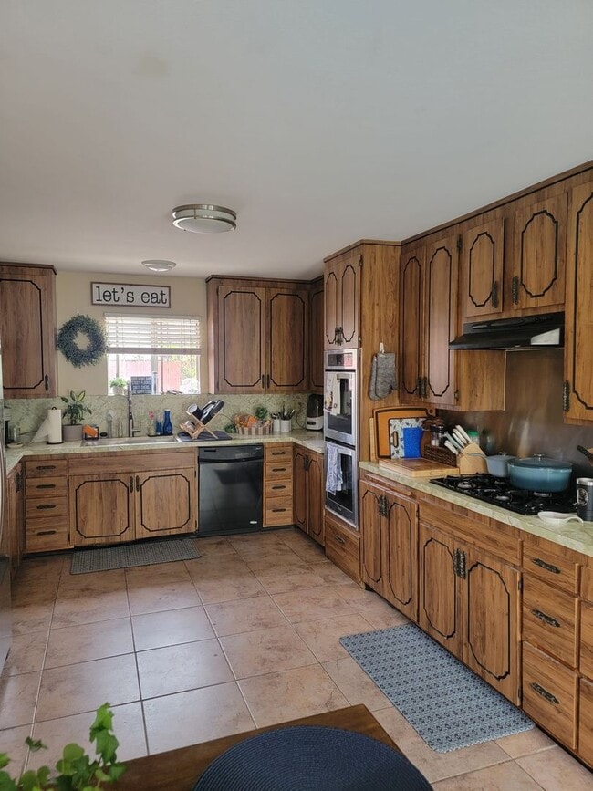 Building Photo - 4 Bed, 2.5 Bath House w/2-Car Garage & Pool