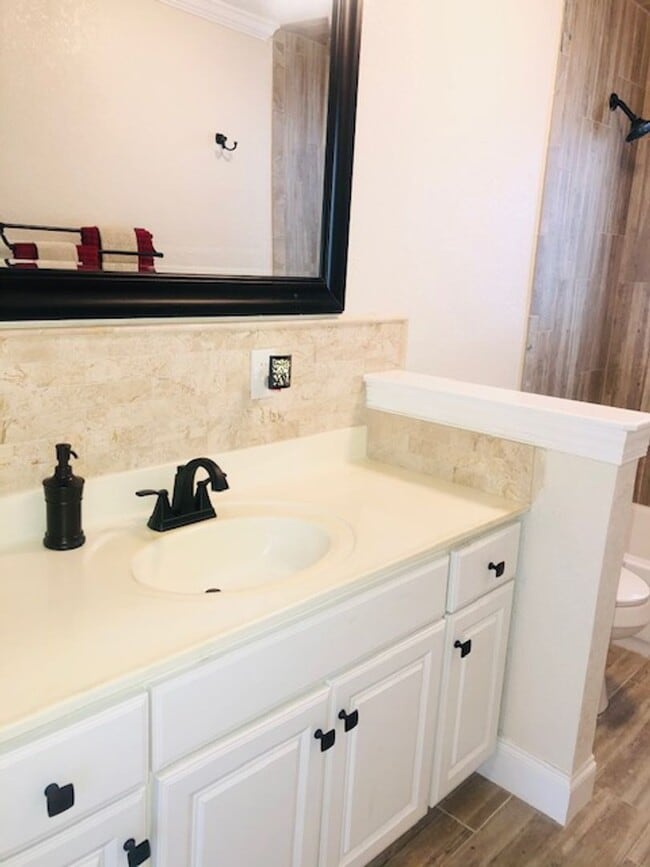 Building Photo - Rejuvenated Southwest Ocala Home - REDUCED