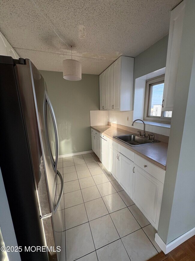 Building Photo - 1000 River Rd