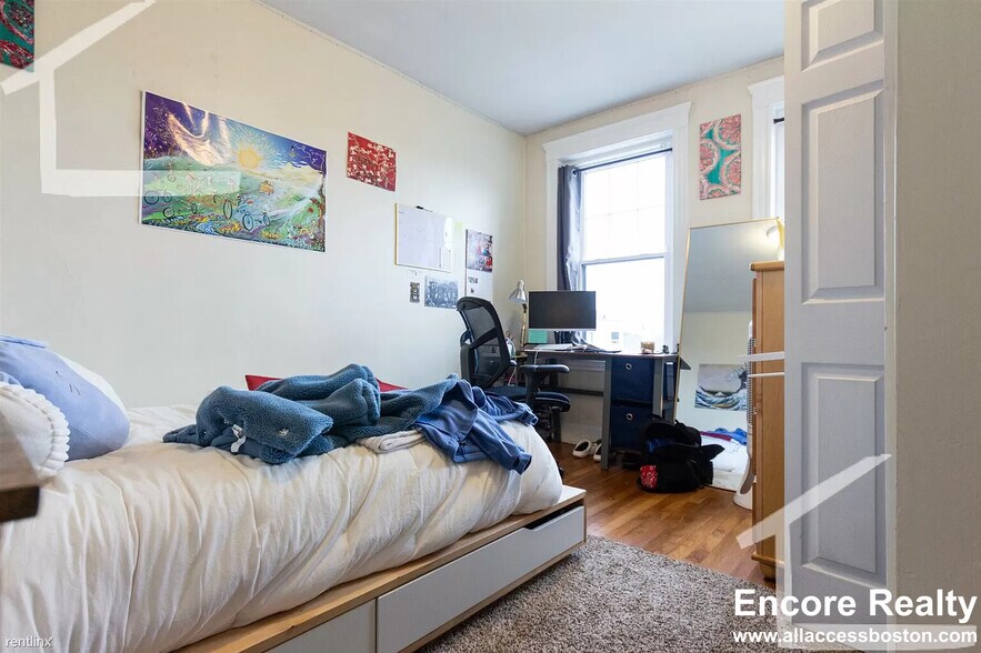 Building Photo - 1999 Commonwealth Ave