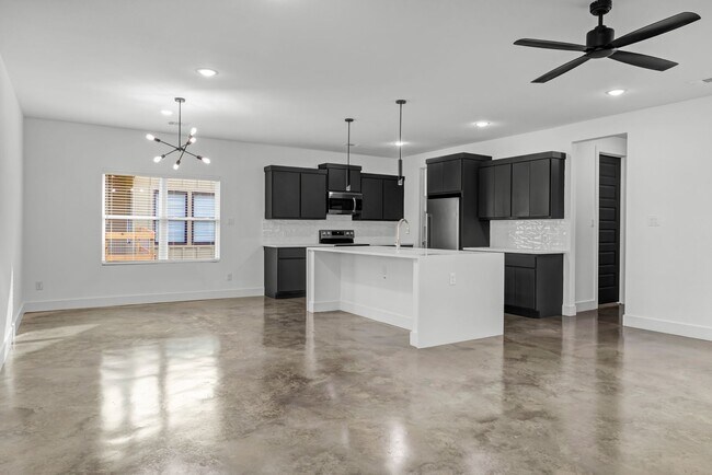 Building Photo - MOVE IN SPECIALS
