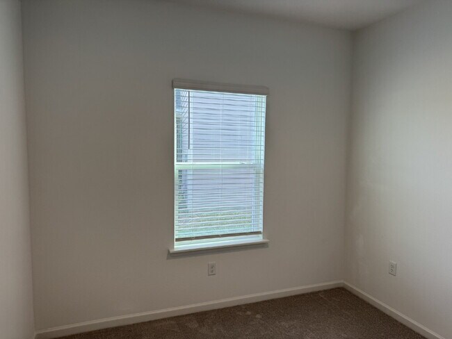 Building Photo - "Spacious 4-Bed Oasis with Granite Finishes & Guest Suite in Jacksonville!"