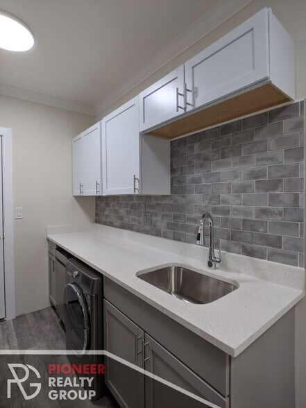 Building Photo - 3821 N Greenview Ave
