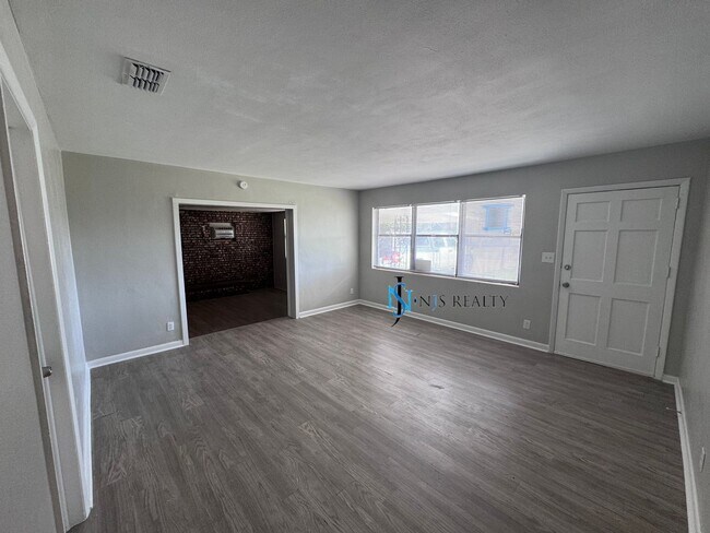Building Photo - JUST REDUCED!!!  Beautiful 3/1 large 1417 ...