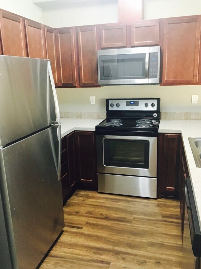Building Photo - 1422-1422 Marigold Dr