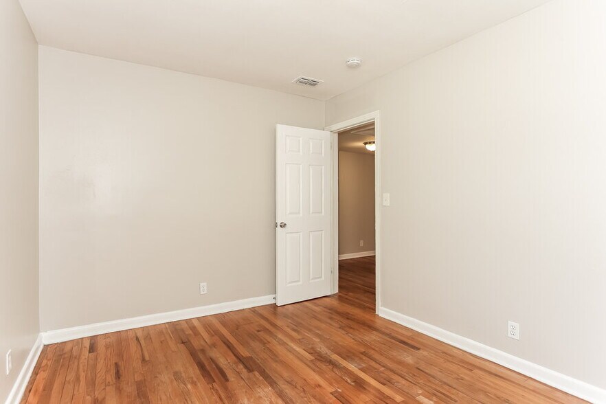 Building Photo - 7244 Rhode Island Dr E