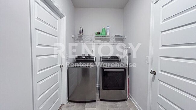 Building Photo - Stunning 3-bedroom 2-bath 1 level home