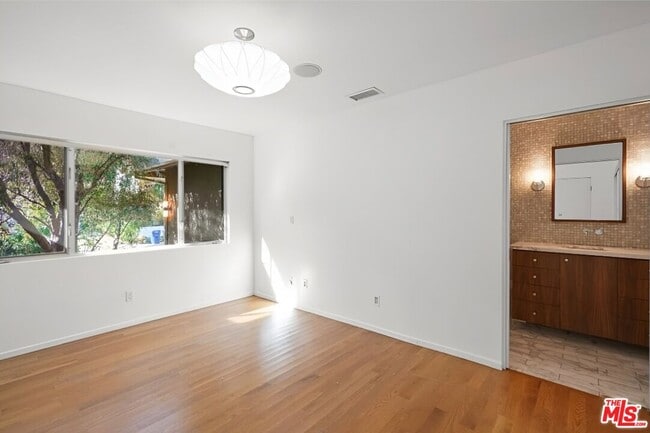 Building Photo - 1700 San Ysidro Dr