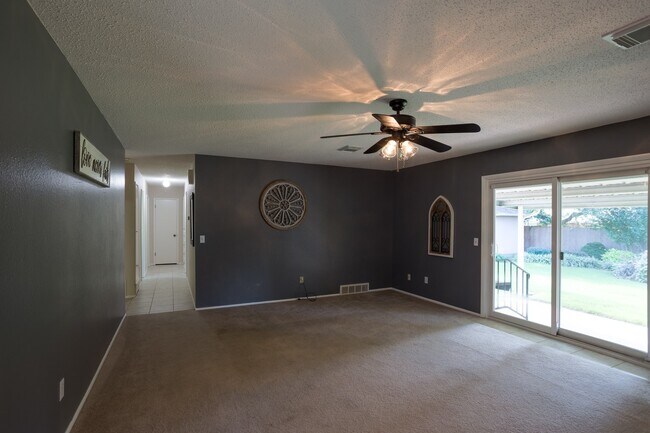 Building Photo - Beautiful home in Lake Park addition in Be...
