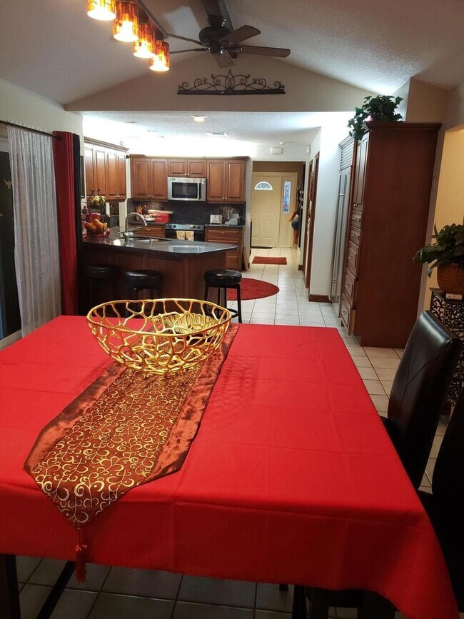 Building Photo - 1402 SW 25th Ave