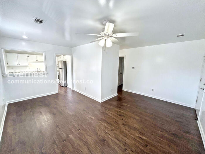 Building Photo - 393 Annie St